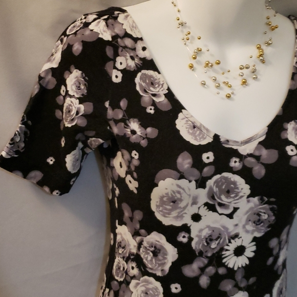 🎉3/$40🎉Flower dress - Picture 2 of 4